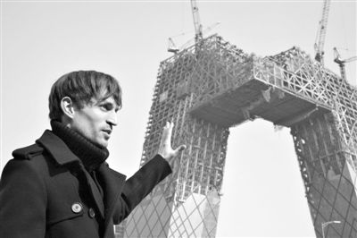 2008年2月，建筑師奧雷·舍人在中央電視臺(tái)新址大樓的工地外。圖/CFP