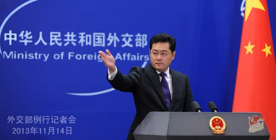 2013年11月14日，外交部發(fā)言人秦剛主持例行記者會。