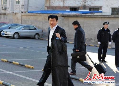 庭審當(dāng)日，李某某辯護(hù)律師張起淮匆匆趕到北京市一中院    人民網(wǎng)記者 翁奇羽攝