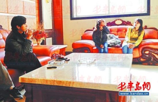 鄱陽(yáng)湖鄉(xiāng)村大酒店內(nèi)，兩個(gè)本地男子帶著兩個(gè)外籍女子給記者