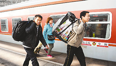 農(nóng)民工從阜陽(yáng)坐火車去東莞打工。