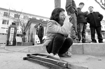 從法院出來以后，家屬和律師正在商量案情，夏鳳各在旁想著想著忍不住哭起來