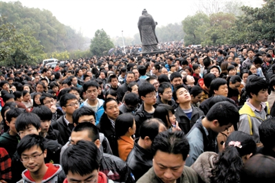 去年3月16日，武漢華中科技大學(xué)，“北約”、“華約”、“卓越”聯(lián)盟自主招生選拔考試湖北考點(diǎn)，考生等待進(jìn)場。 圖/CFP