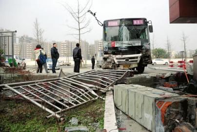 1月6日，成都雙華大道，失控后的公交車撞垮一單位的護(hù)欄。攝影 劉陳平
