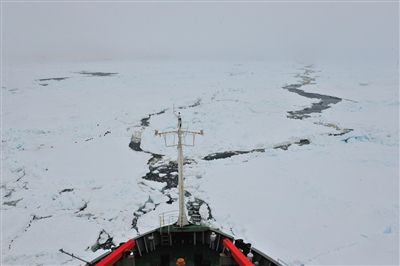 7日17時(shí)50分許，“雪龍”號(hào)船頭冰面裂開一條水道，“雪龍”號(hào)趁機(jī)迅速穿過(guò)。