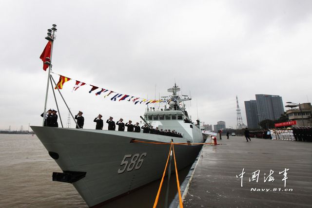 1月8日，某新型導(dǎo)彈護(hù)衛(wèi)艦吉安艦入列海軍東海艦隊(duì)命名授旗儀式現(xiàn)場。新華社發(fā)
