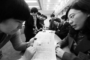 人大代表們就各自關心的話題熱烈討論。