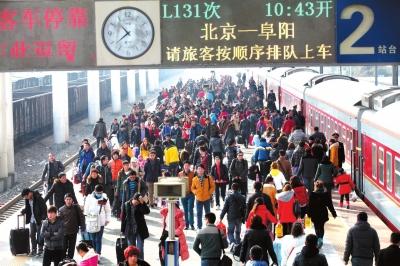 昨天，由北京開出的列車途經(jīng)安徽亳州火車站，大量旅客回到家鄉(xiāng)