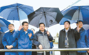 2月7日，省委書(shū)記強(qiáng)衛(wèi)冒雨在江西銅業(yè)集團(tuán)調(diào)研。記者 梁振堂 攝