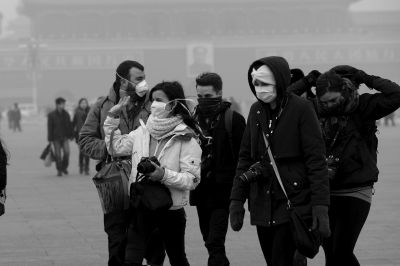 天安門廣場戴口罩的外國游客。