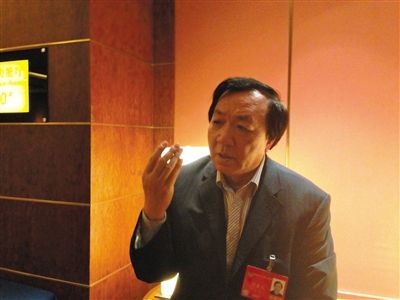 　昨日，在接受采訪(fǎng)時(shí)，何香久強(qiáng)調(diào)，大多公務(wù)員是勤勉工作的。