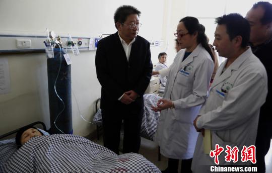 圖為青海省委常委、西寧市委書記毛小兵正在詢問患者病情。　羅云鵬　攝