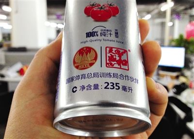 在涉訴產(chǎn)品的包裝上，印著“國家體育總局訓練局合作伙伴”標識。新京報記者 倪華初 攝