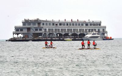 位于三亞市大東海附近海域的海上會(huì)所3月22日攝。新華社發(fā)