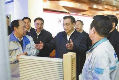 昨天，李克強在科技園查看PM2.5過濾設(shè)備。圖/新華視點微博