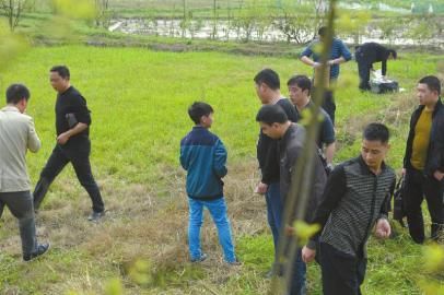 少年指認(rèn)藏槍地點(diǎn)。