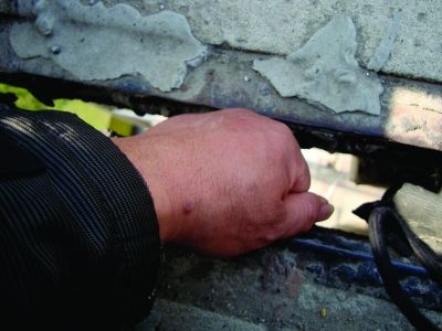 圖為大橋17號墩處橋面裂縫。梅建明 攝