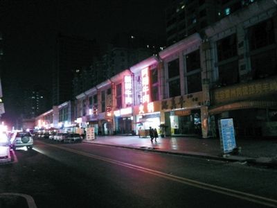 3月11日，掃黃后晚上8點(diǎn)天鵝湖路冷清的街道。以前，這里都是人和車輛，街邊站滿了小姐。新京報(bào)記者 林野 攝