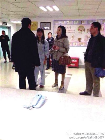事發(fā)現(xiàn)場，打人者袁亞平(右二) (資料圖)
