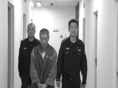 向南夫被帶出監(jiān)室接受提審。警方供圖