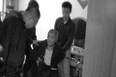 　向南夫被警方抓獲。