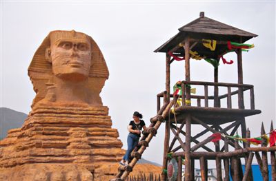 一游客在河北石家莊某地的“獅身人面像”前。