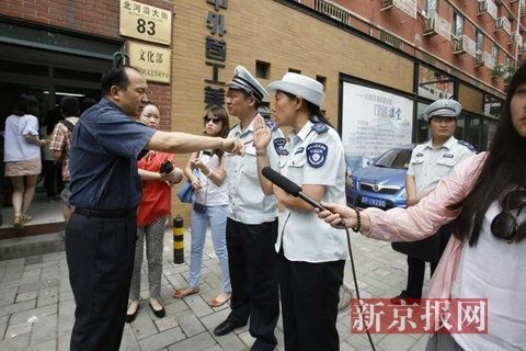 市環(huán)保局和東城區(qū)環(huán)保局聯(lián)合出動，再次檢查國家文物局食堂環(huán)境污染問題，在門口受阻。新京報記者 高瑋 攝
