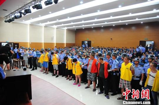徐州市中級人民法院召開毒品犯罪案件集中宣判大會,11名被告人被判處死刑、無期徒刑和有期徒刑不等。