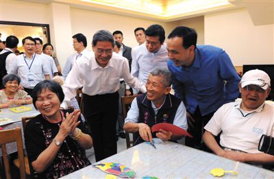 　昨日，張志軍前左二和陪同的新北市長朱立倫與老人們交談。