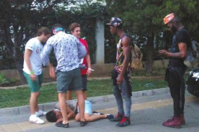 外籍男子路邊發(fā)現(xiàn)醉漢將其圍住。