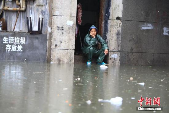 7月15日，因連日強(qiáng)降雨致長(zhǎng)沙市開(kāi)福區(qū)西長(zhǎng)街街道出現(xiàn)嚴(yán)重內(nèi)澇，最深水位超過(guò)一米，沿街60余戶門面進(jìn)