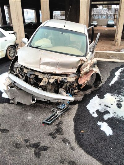 事發(fā)轎車。吳英供圖