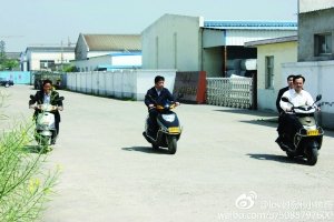 網(wǎng)友稱儀征市委書記程希騎摩托車下鄉(xiāng)沒戴頭盔。