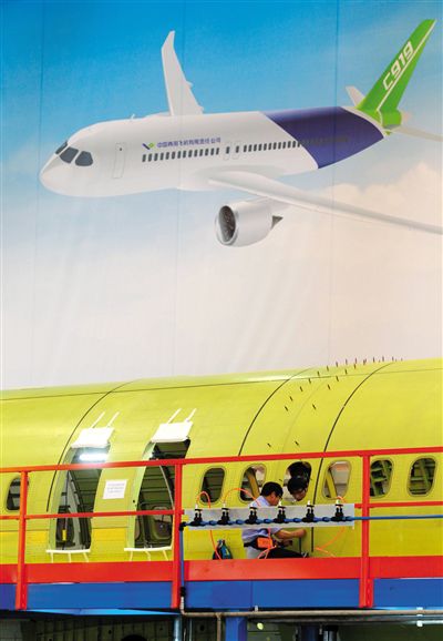 昨日，中國商飛總裝制造中心技術(shù)人員對(duì)接C919首架機(jī)的機(jī)體。新華社記者 丁汀 攝