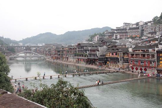 鳳凰古城以被吐槽七次高居最想吐槽榜榜首，而這七次吐槽全部來(lái)自在鳳凰古城隨機(jī)采訪的10名游客中。