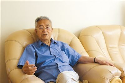 楊維駿 歷任云南省政協(xié)副主席等職。89歲高齡的楊維駿為12名失地農(nóng)民代表開道，到云南省政協(xié)反映問題。