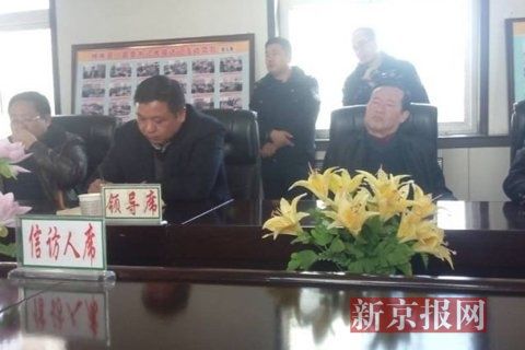 訪民代表與縣領導開會協(xié)商時，副縣長頭靠椅背睡著10分鐘左右。受訪對象供圖