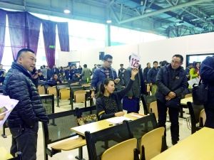 　首批中央和國家機關(guān)公車第三場拍賣現(xiàn)場。賈悅/攝