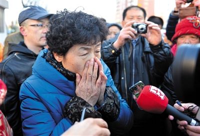 2月9日，呼格吉勒?qǐng)D的母親尚愛云在旁聽趙志紅案后，接受媒體采訪時(shí)落淚。新華社記者 任軍川 攝