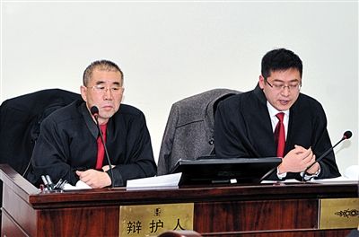1月5日，呼市中院審理趙志紅案。律師謝飛（左）和張瑞軍（右）出庭為趙志紅辯護(hù)。