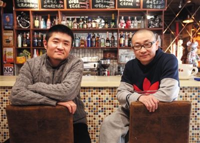 　14日，西安交通大學(xué)路66號(hào)公路咖啡館，苗阜（左）、王聲（右）兩位青年相聲演員今年將第一次登上春晚