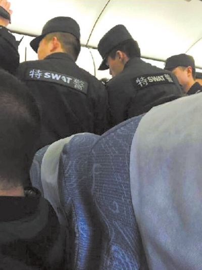 特警登機處理。