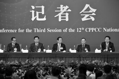 昨日，政協(xié)十二屆三次會議舉行記者會，五位嘉賓回答中外記者提問。京華時報記者王海欣攝