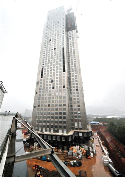 湖南遠大可建公司采取模塊化建造技術(shù)建造的57層高樓施工現(xiàn)場。新華社發(fā)