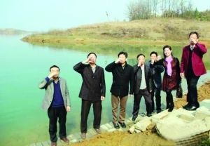 活動(dòng)儀式現(xiàn)場，一眾人舀起漳河水直接喝下