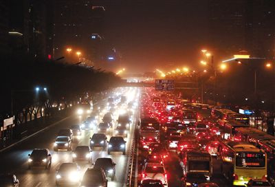 昨晚，因沙塵暴導(dǎo)致能見度低，長安街嚴(yán)重堵車。