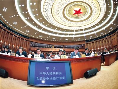 昨日，食品安全法修訂草案提交十二屆全國人大常委會第十四次會議進行三審。 新華社記者 李濤 攝