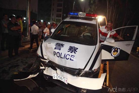 南都記者昨晚趕到現(xiàn)場時(shí)，交警及保險(xiǎn)公司已經(jīng)在處理事故，現(xiàn)場有很多圍觀者。