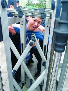 律師王甫在試圖跑進衡陽中院大門時被圍攻者阻止，西服和襯衣被撕爛。
