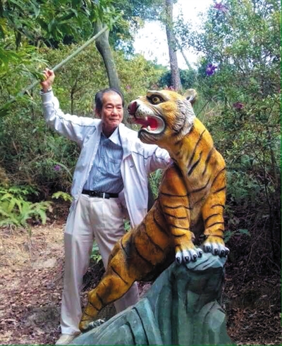 2015年1月10日，區(qū)少坤到廣東肇慶九龍湖游玩，拍攝打虎圖。